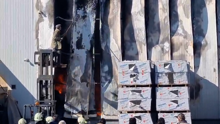 Konya'da fabrika deposu yandı; siyah duman gökyüzünü kapladı - Görsel 7