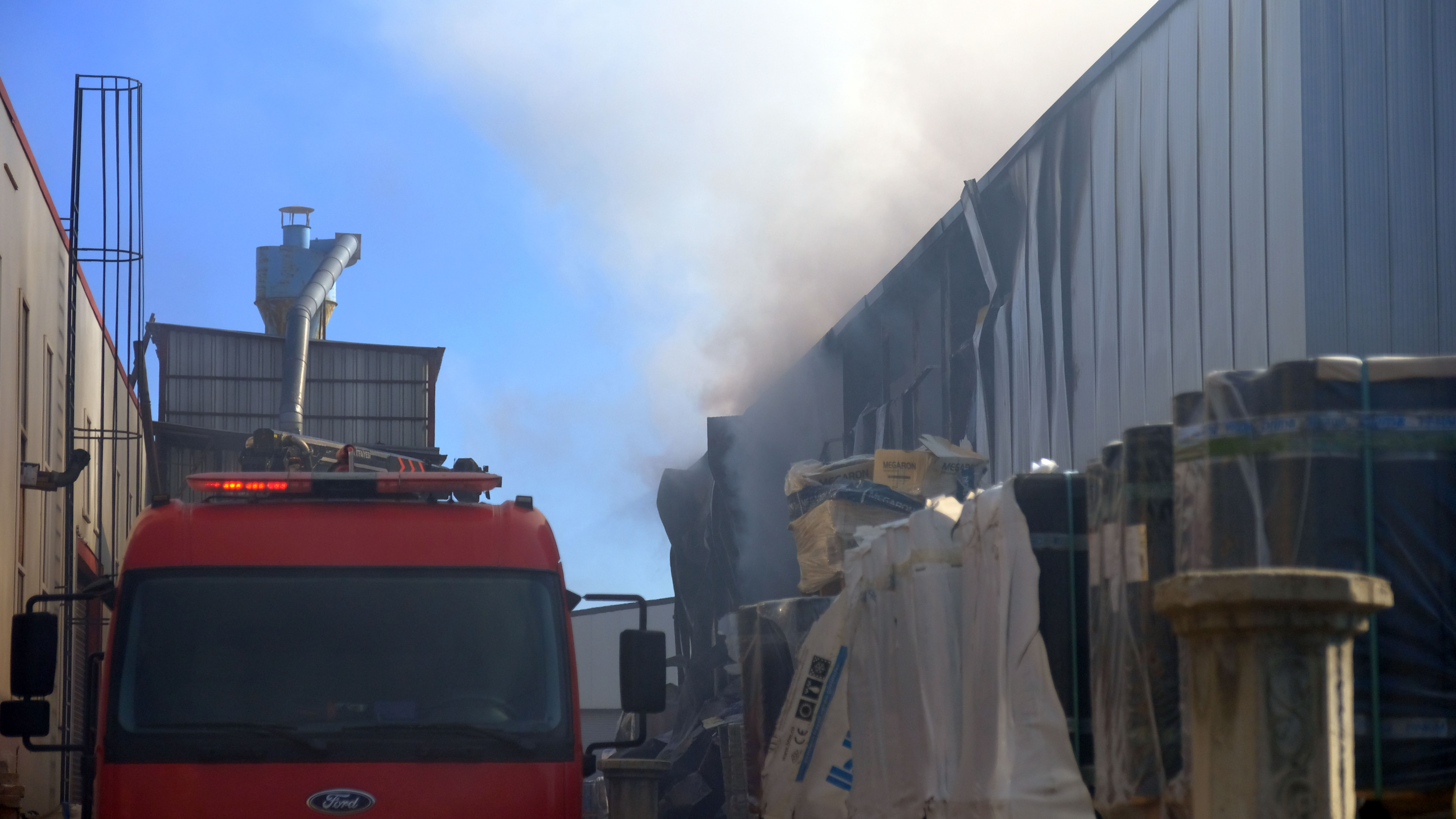 Konya'da fabrika deposu yandı; siyah duman gökyüzünü kapladı - Görsel 8