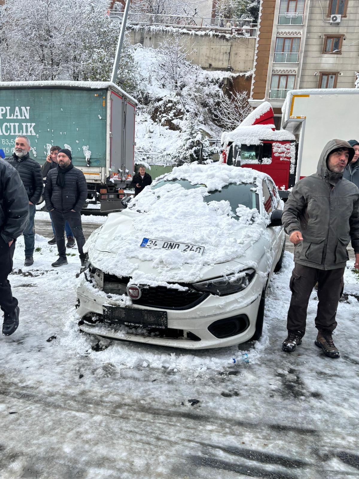 İstanbul- Kağıthane’de yokuştan kayan kamyonet kar topu oynayan çocuklara çarptı; sürücü tutuklandı - Görsel 1