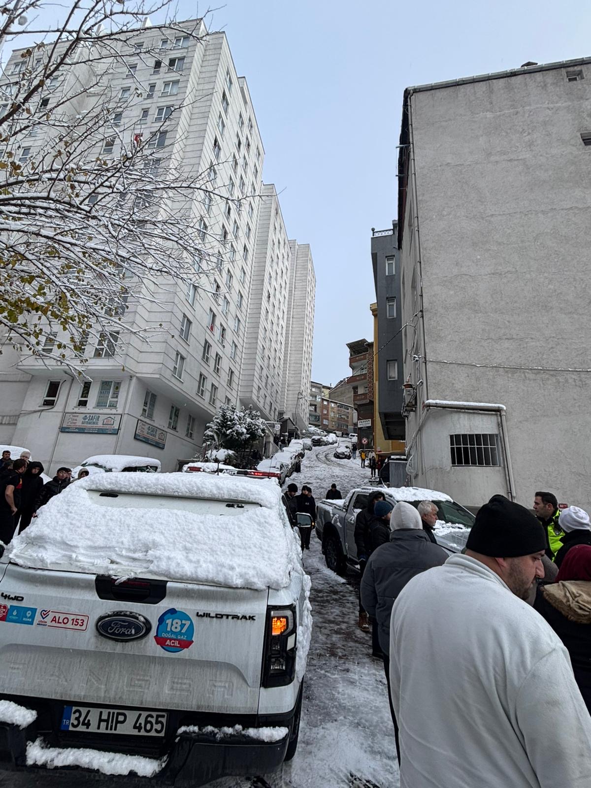 İstanbul- Kağıthane’de yokuştan kayan kamyonet kar topu oynayan çocuklara çarptı; sürücü tutuklandı - Görsel 2