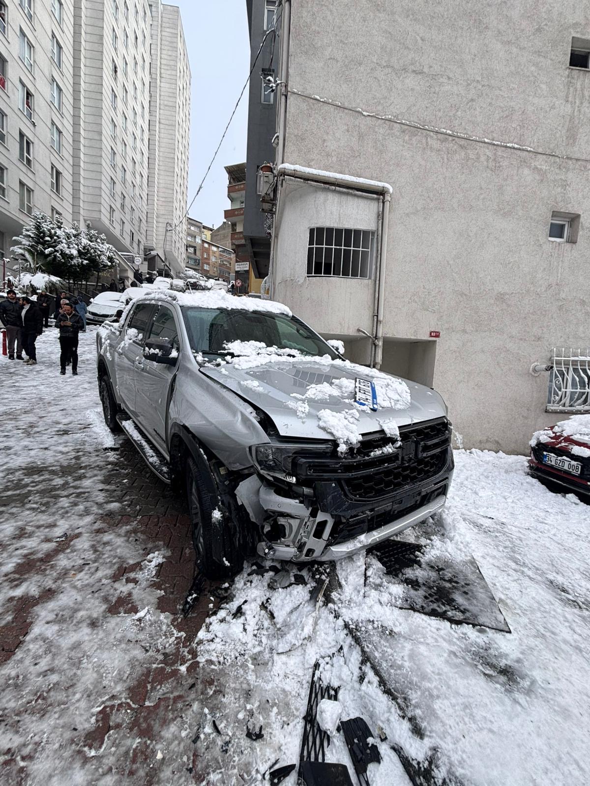 İstanbul- Kağıthane’de yokuştan kayan kamyonet kar topu oynayan çocuklara çarptı; sürücü tutuklandı - Görsel 3