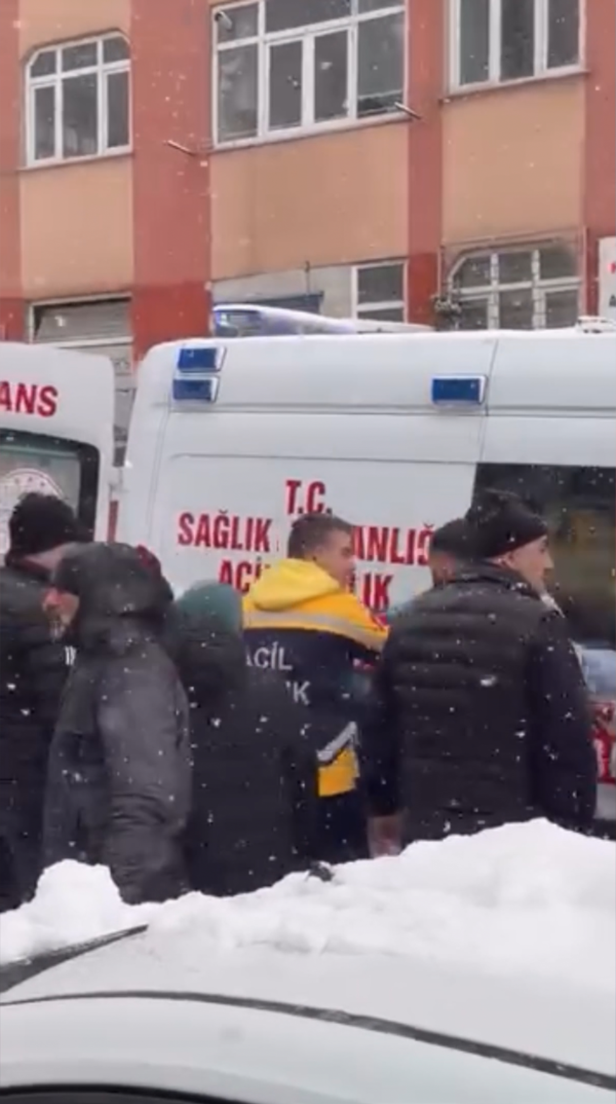 İstanbul- Kağıthane’de yokuştan kayan kamyonet kar topu oynayan çocuklara çarptı; sürücü tutuklandı - Görsel 6