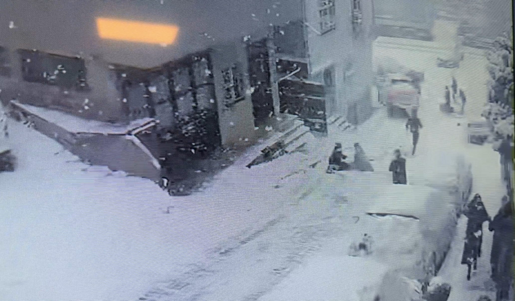 İstanbul- Kağıthane’de yokuştan kayan kamyonet kar topu oynayan çocuklara çarptı; sürücü tutuklandı - Görsel 11