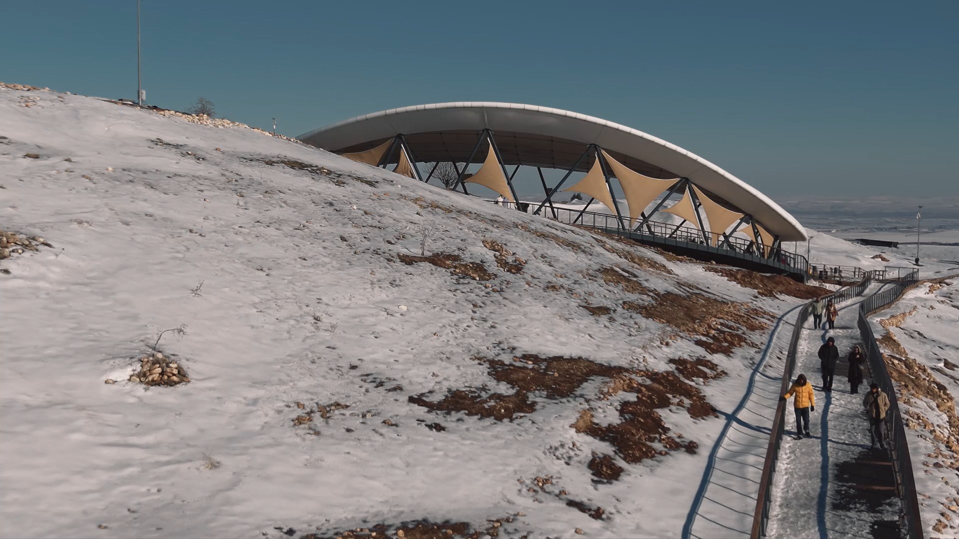 Şanlıurfa- Göbeklitepe'de kar yağışı sonrası manzara dronla görüntülendi - Görsel 1