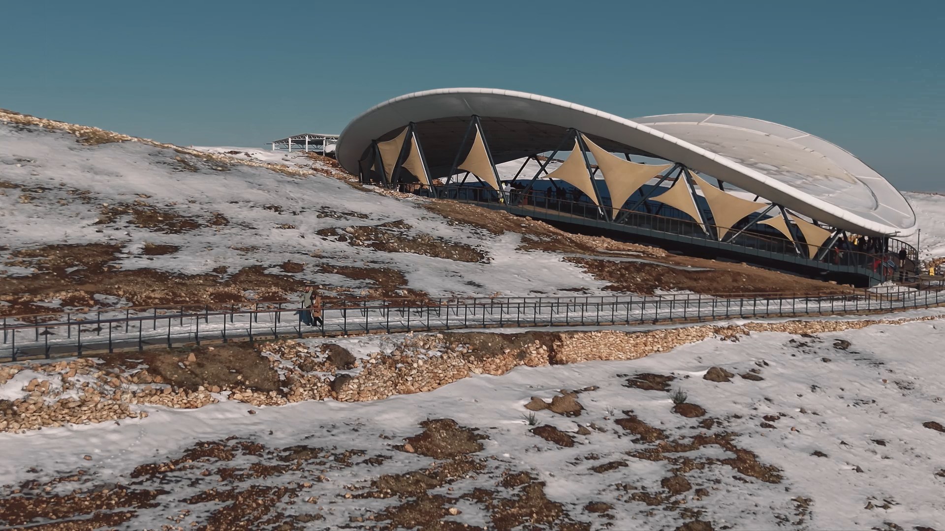 Şanlıurfa- Göbeklitepe'de kar yağışı sonrası manzara dronla görüntülendi - Görsel 3