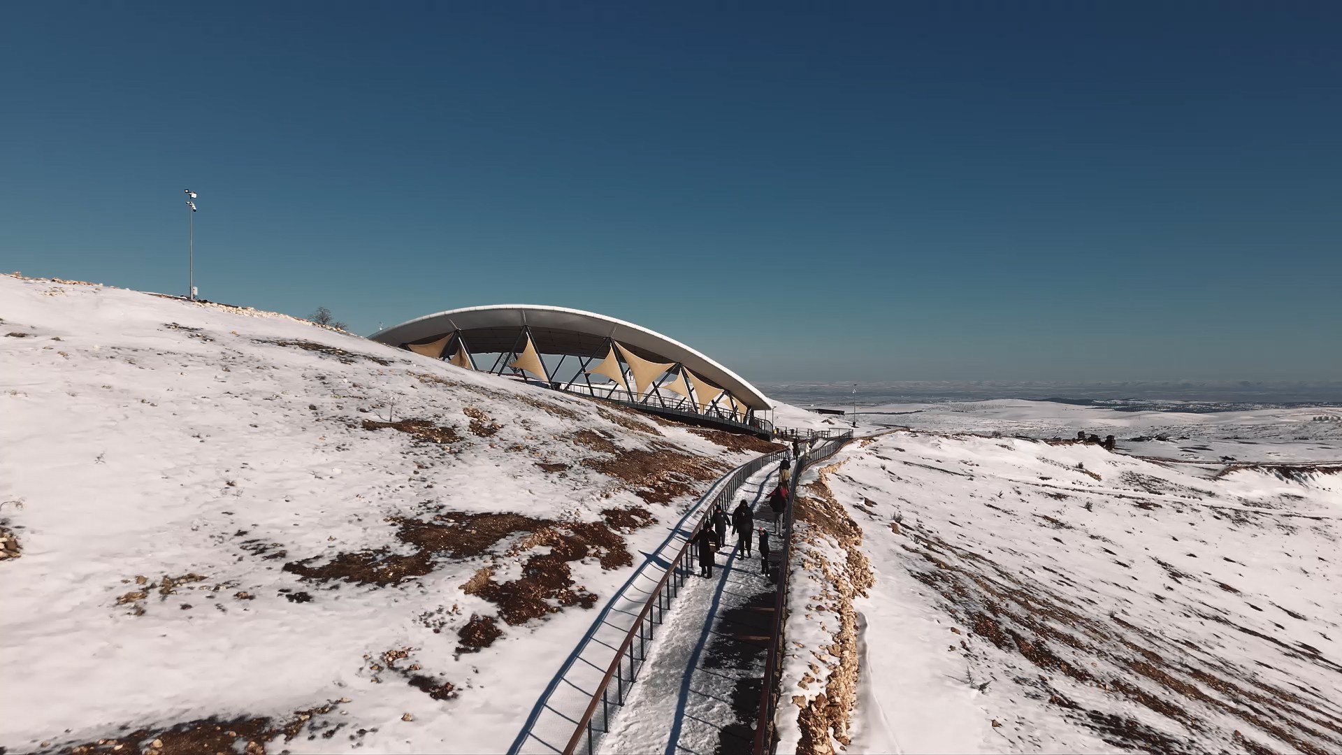 Şanlıurfa- Göbeklitepe'de kar yağışı sonrası manzara dronla görüntülendi - Görsel 5