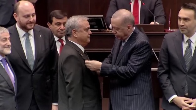 Siyasette Yeni Katılımlar: Erdoğan 3 Milletvekiline Daha AK Parti Rozeti Takti - Görsel 1