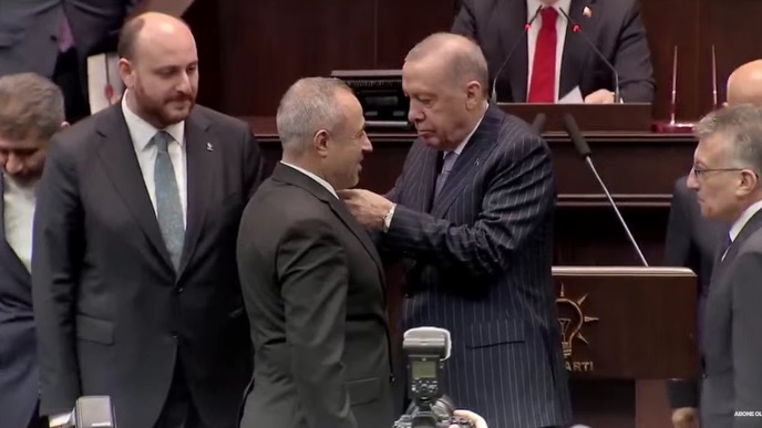 Siyasette Yeni Katılımlar: Erdoğan 3 Milletvekiline Daha AK Parti Rozeti Takti - Görsel 2