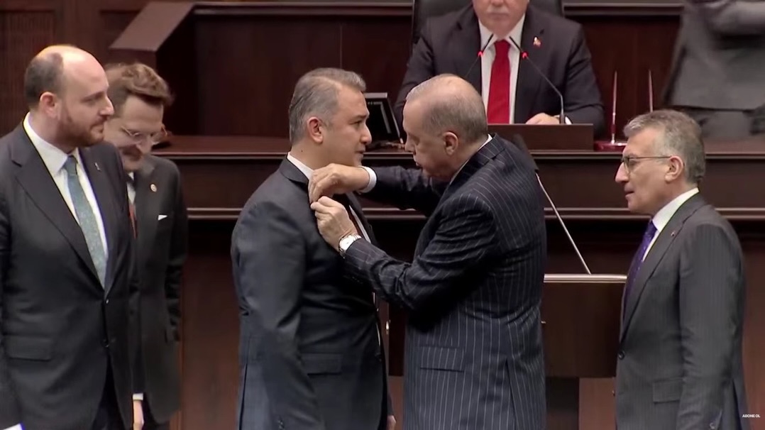 Siyasette Yeni Katılımlar: Erdoğan 3 Milletvekiline Daha AK Parti Rozeti Takti - Görsel 3