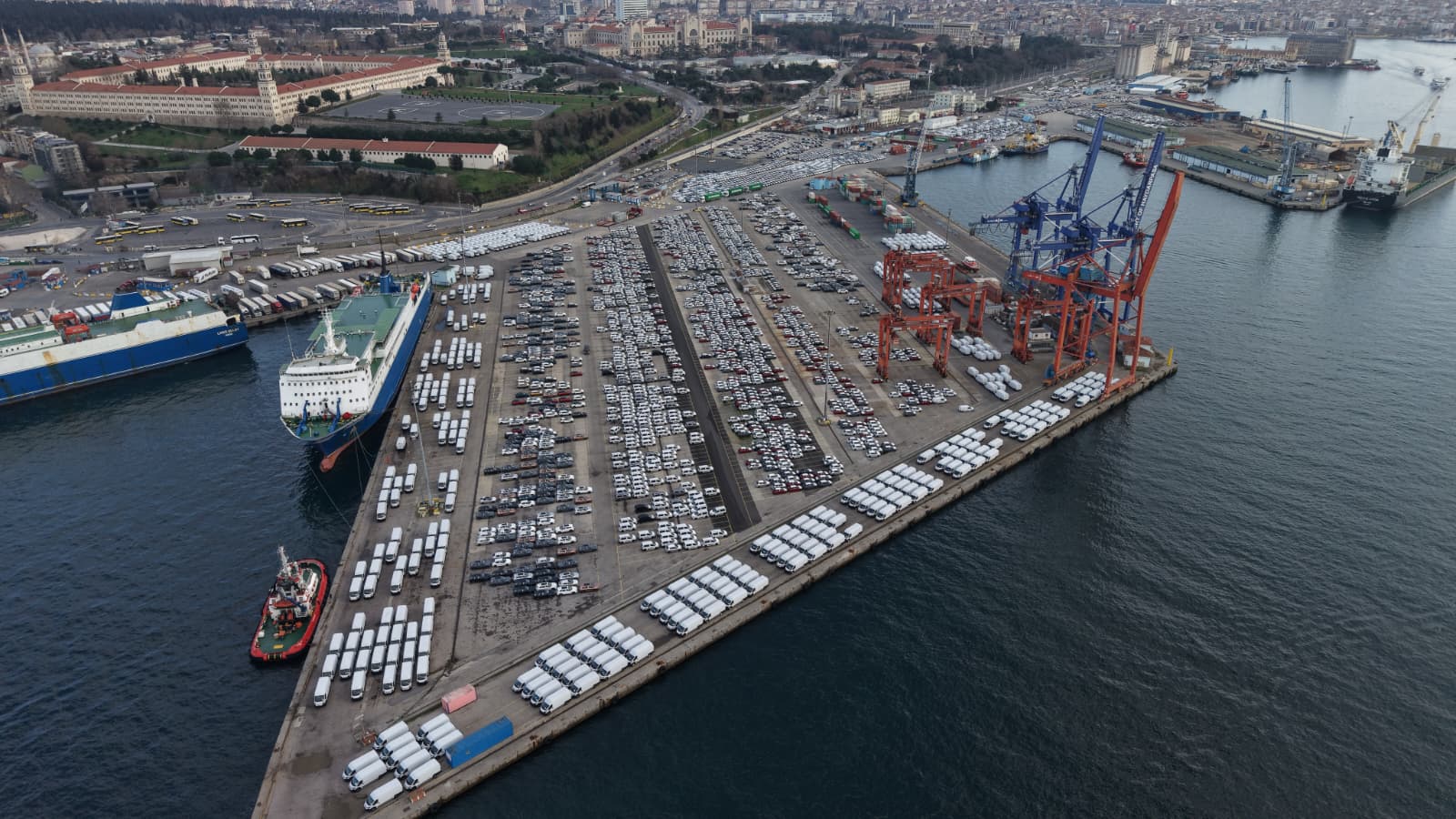 İstanbul - Haydarpaşa Limanı'ndaki sıfır ithal otomobiller havadan görüntülendi - Görsel 1