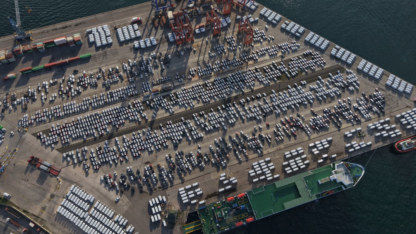 İstanbul - Haydarpaşa Limanı'ndaki sıfır ithal otomobiller havadan görüntülendi - Görsel 2
