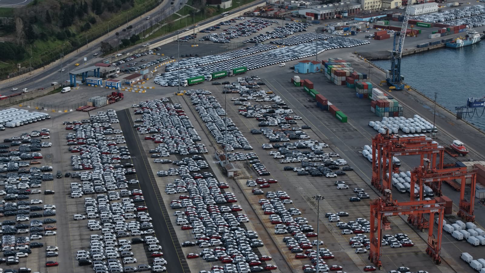 İstanbul - Haydarpaşa Limanı'ndaki sıfır ithal otomobiller havadan görüntülendi - Görsel 3