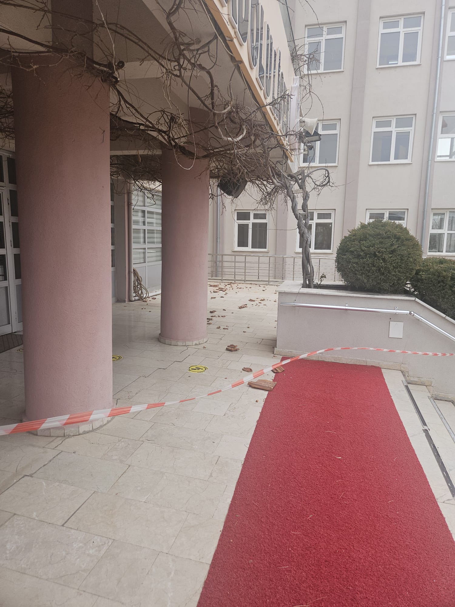 SEYDİŞEHİR’DE ŞİDDETLİ RÜZGAR TATİLİ: Okullar Yarım Gün Tatil Edildi - Görsel 1