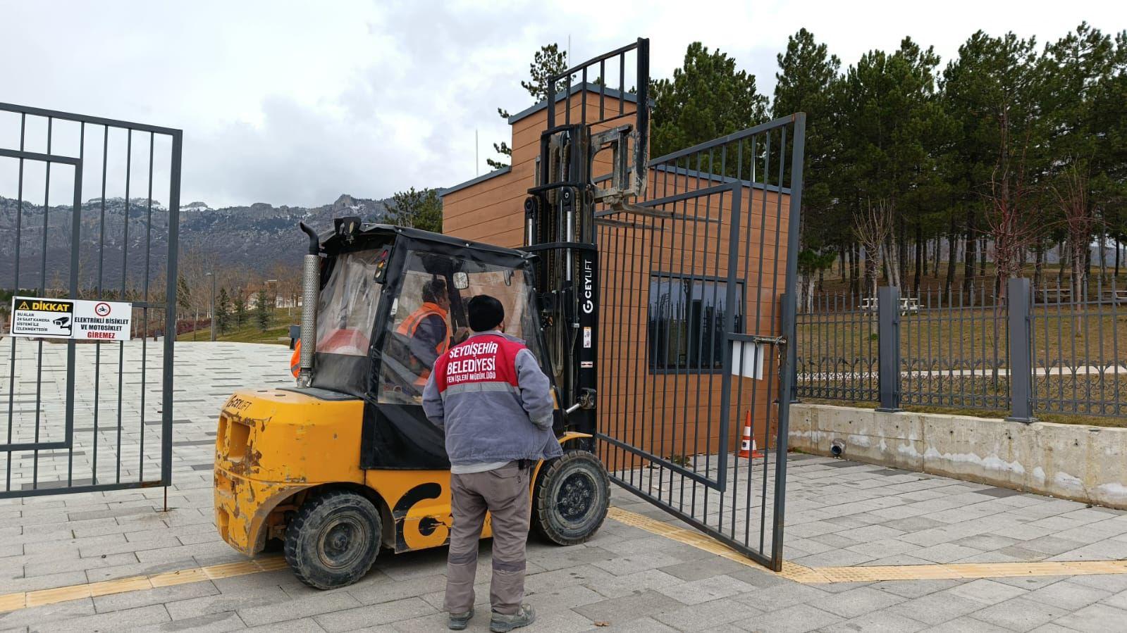 BELEDİYE EKİPLERİ FIRTINA NEDENİYLE SEFERBER OLDU  - Görsel 3