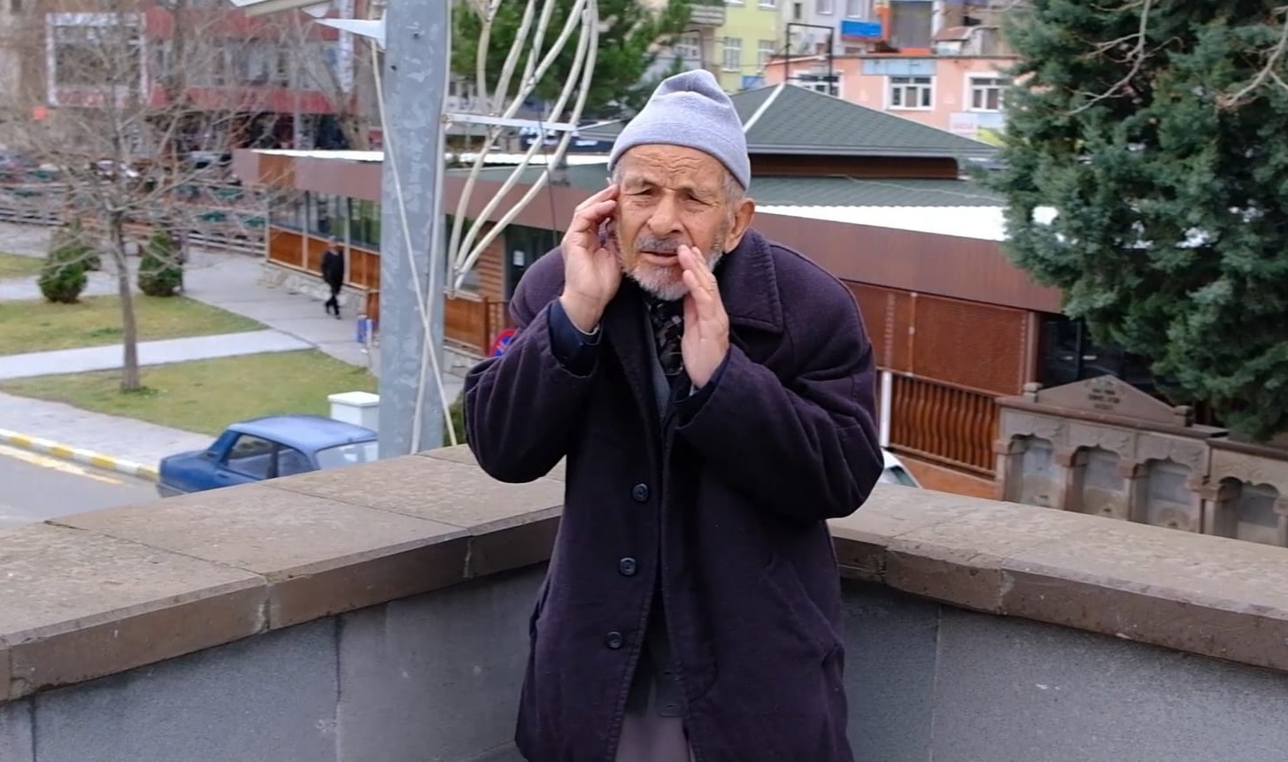 Hoparlör kullanmadan cenaze namazına çağırıp, geleneği devam ettiriyor - Görsel 1