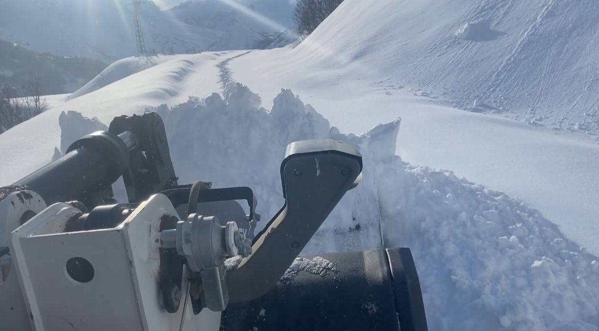 Tunceli’de kar kalınlığı 2 metreyi aştı, 27 köy yolu kapalı - Görsel 1