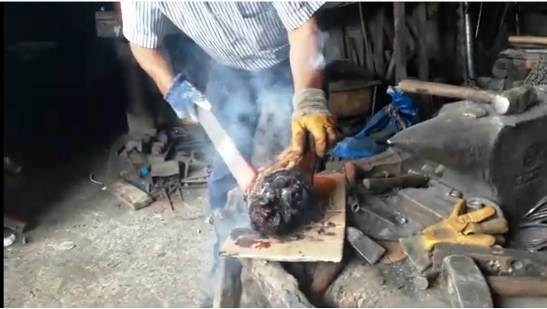 Ahırlı’da Yüzyıllık Miras: Demirci Ocağında Geleneksel "Kelle Ütme" Mesaisi - Görsel 1