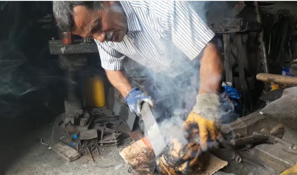 Ahırlı’da Yüzyıllık Miras: Demirci Ocağında Geleneksel "Kelle Ütme" Mesaisi - Görsel 2
