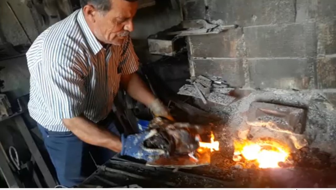 Ahırlı’da Yüzyıllık Miras: Demirci Ocağında Geleneksel "Kelle Ütme" Mesaisi - Görsel 5