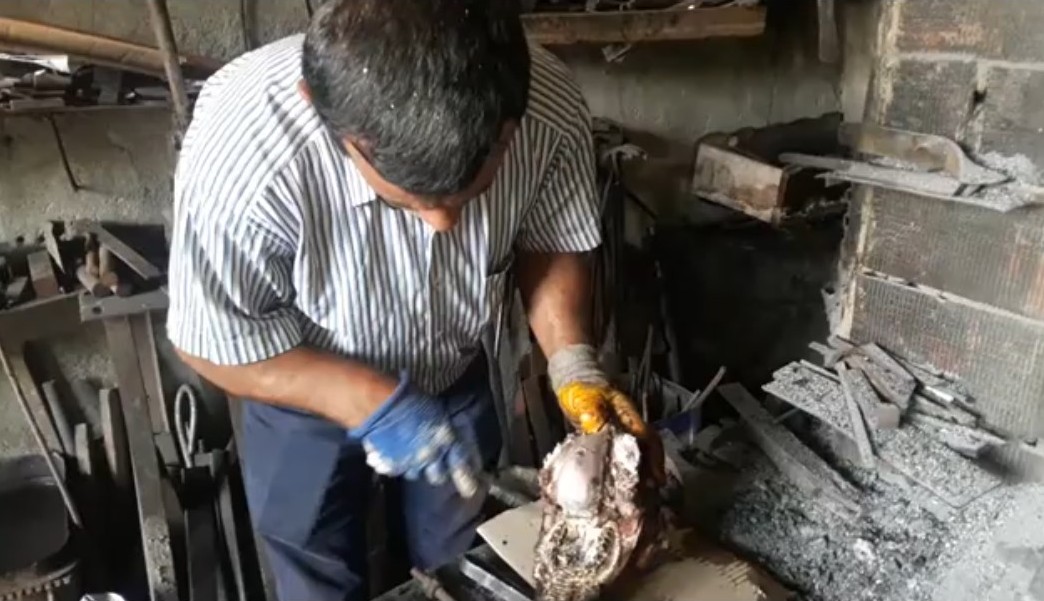 Ahırlı’da Yüzyıllık Miras: Demirci Ocağında Geleneksel "Kelle Ütme" Mesaisi - Görsel 6