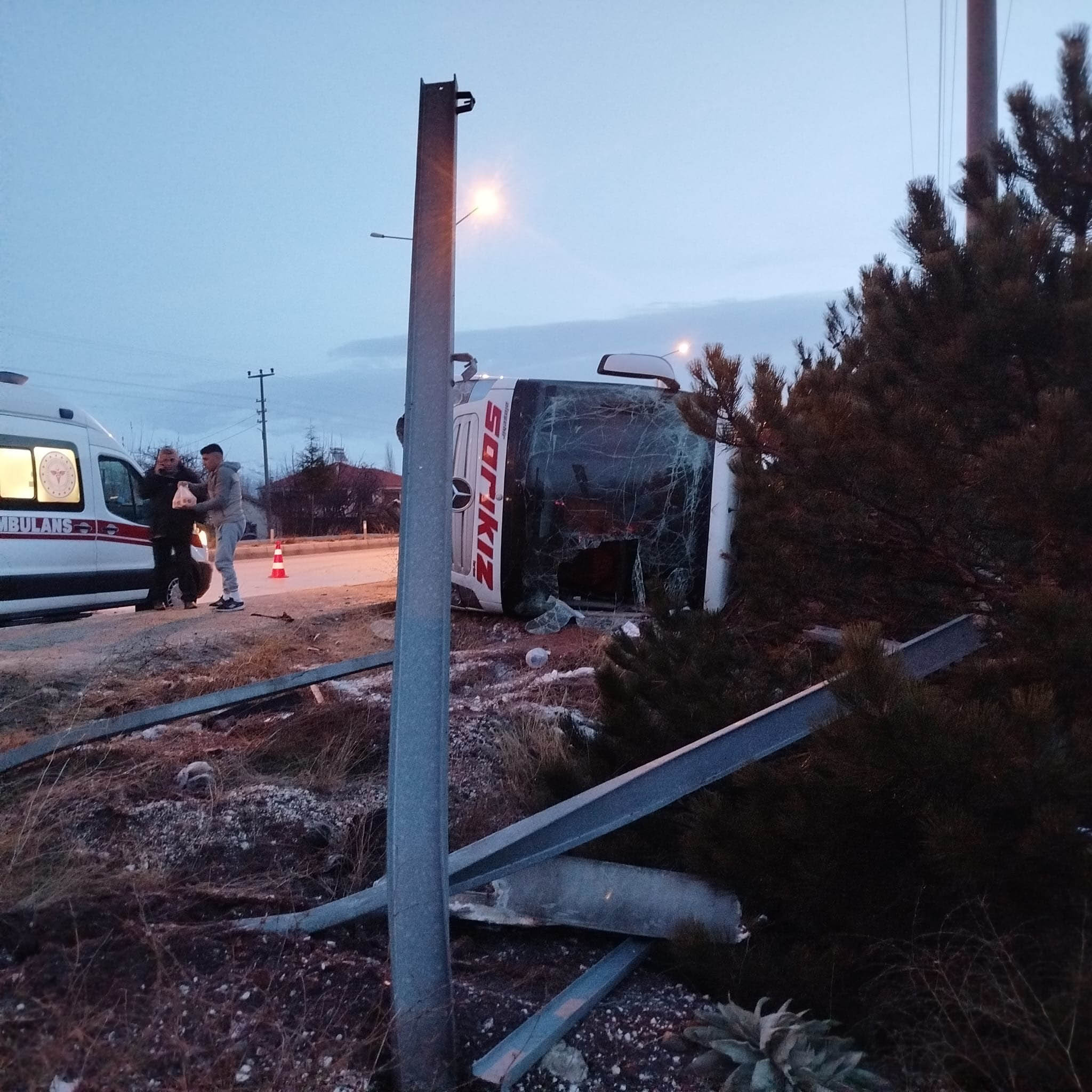 Burdur'da yolcu otobüsü devrildi: 12 yaralı - Görsel 1