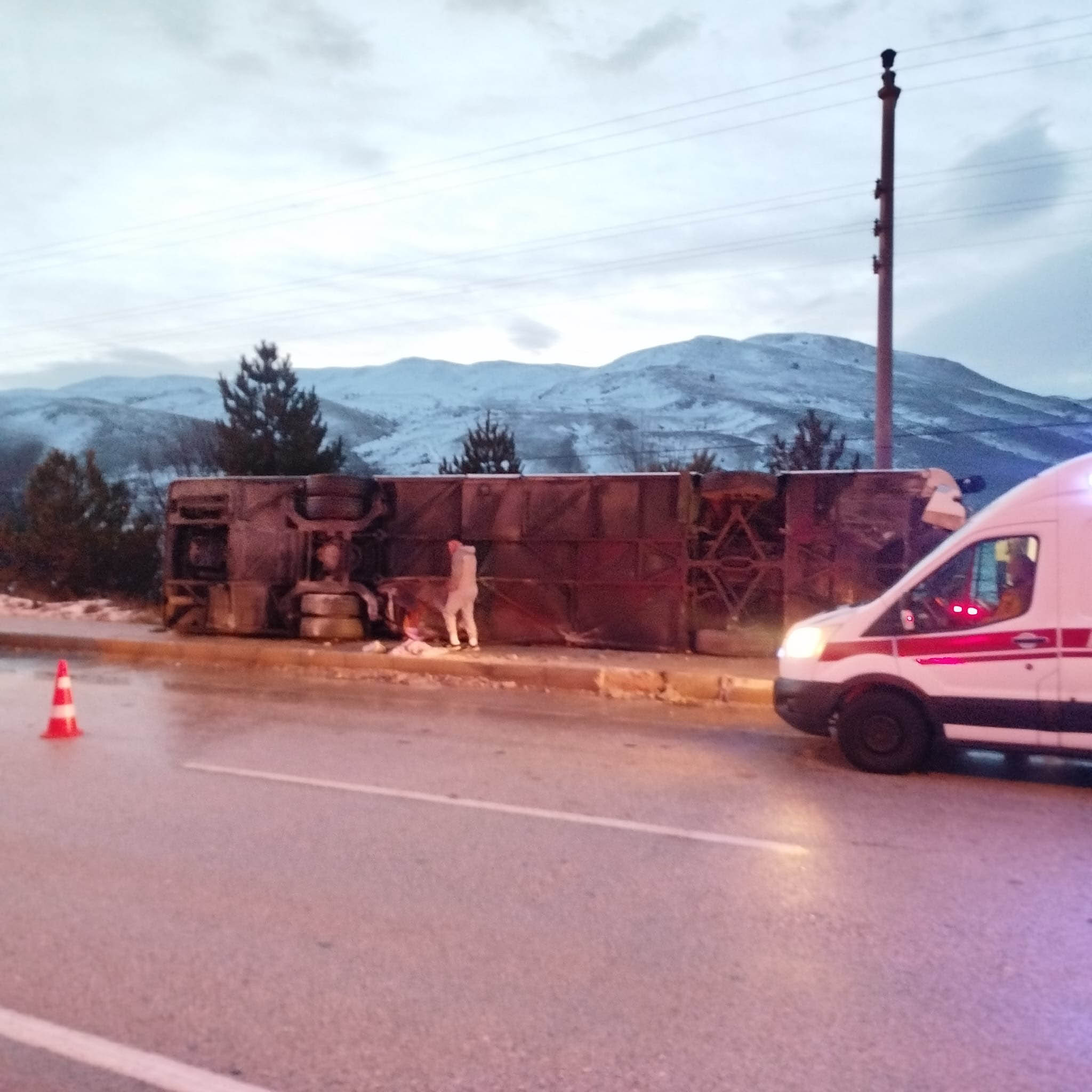 Burdur'da yolcu otobüsü devrildi: 12 yaralı - Görsel 3