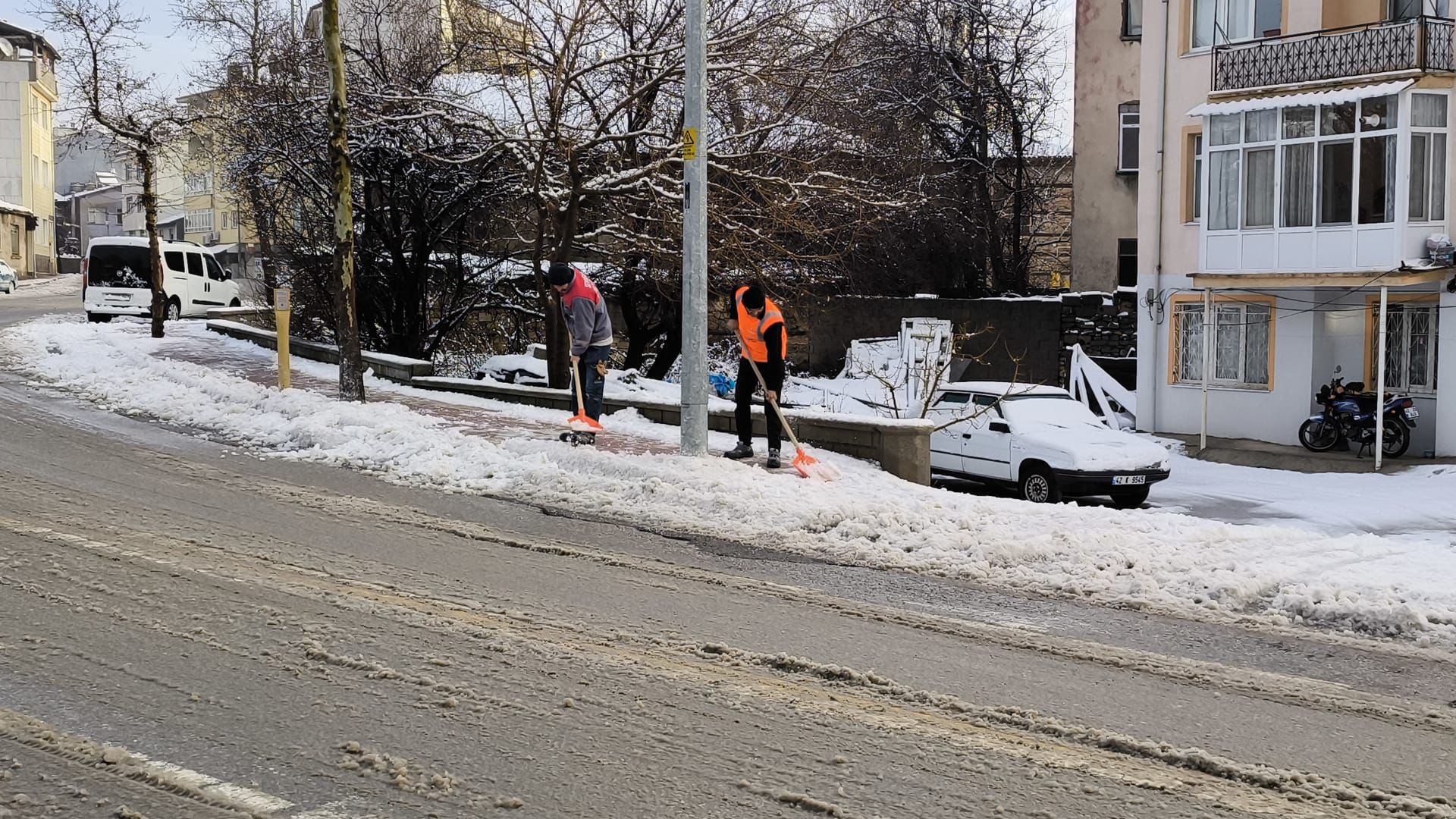 Seydişehir’de gece saatlerinde başlayan yoğun kar yağışı şehri beyaza bürüdü.  - Görsel 8