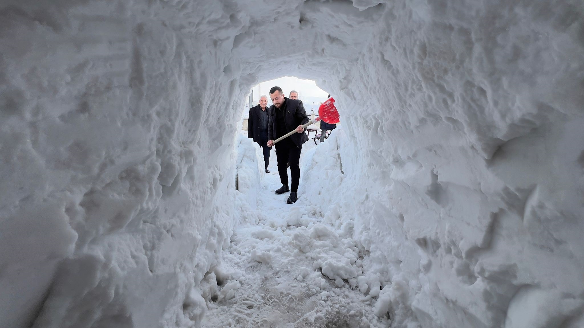 Hakkari- Yüksekova'da esnaf dükkanının önüne kardan tünel açtı - Görsel 1