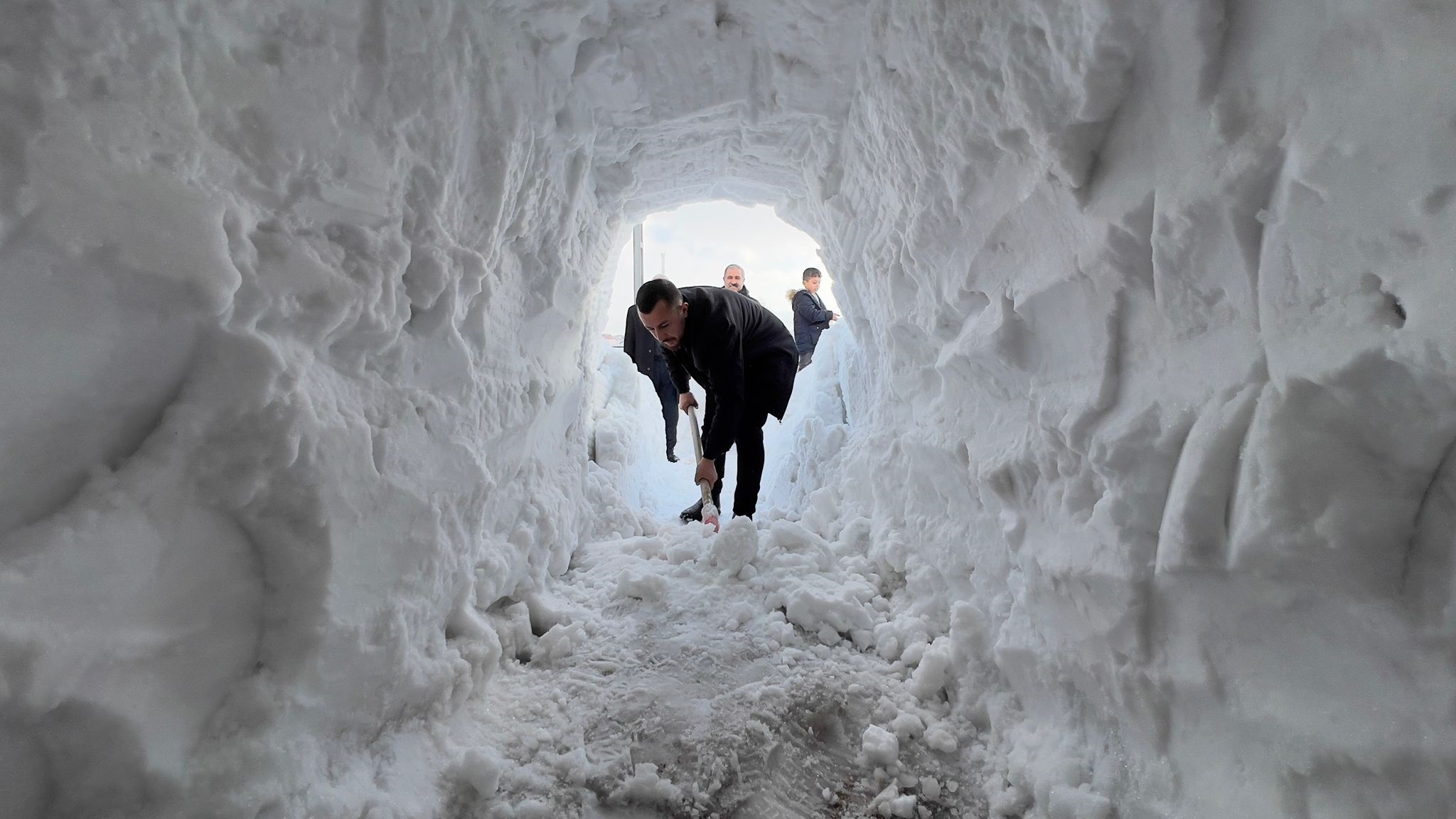 Hakkari- Yüksekova'da esnaf dükkanının önüne kardan tünel açtı - Görsel 2