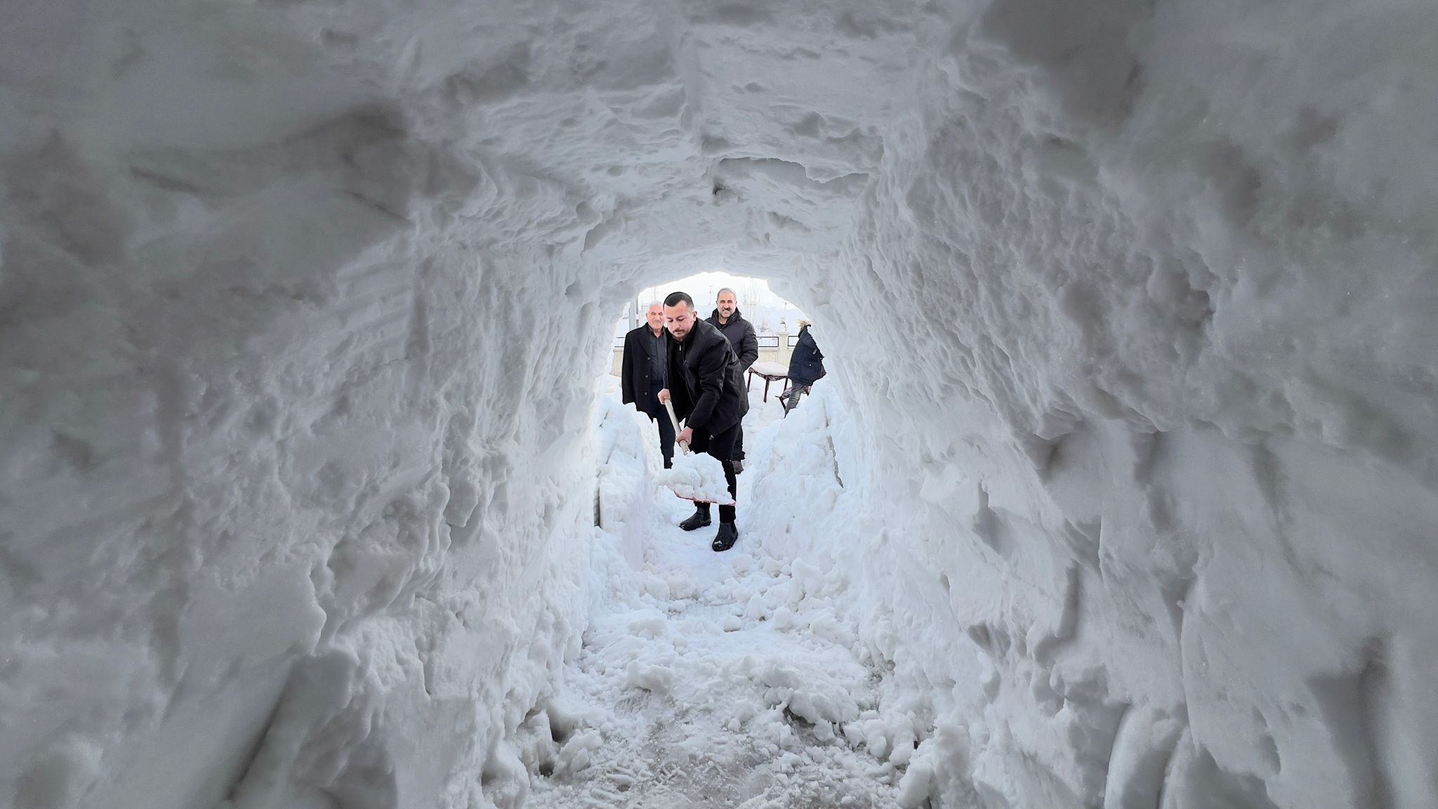 Hakkari- Yüksekova'da esnaf dükkanının önüne kardan tünel açtı - Görsel 3