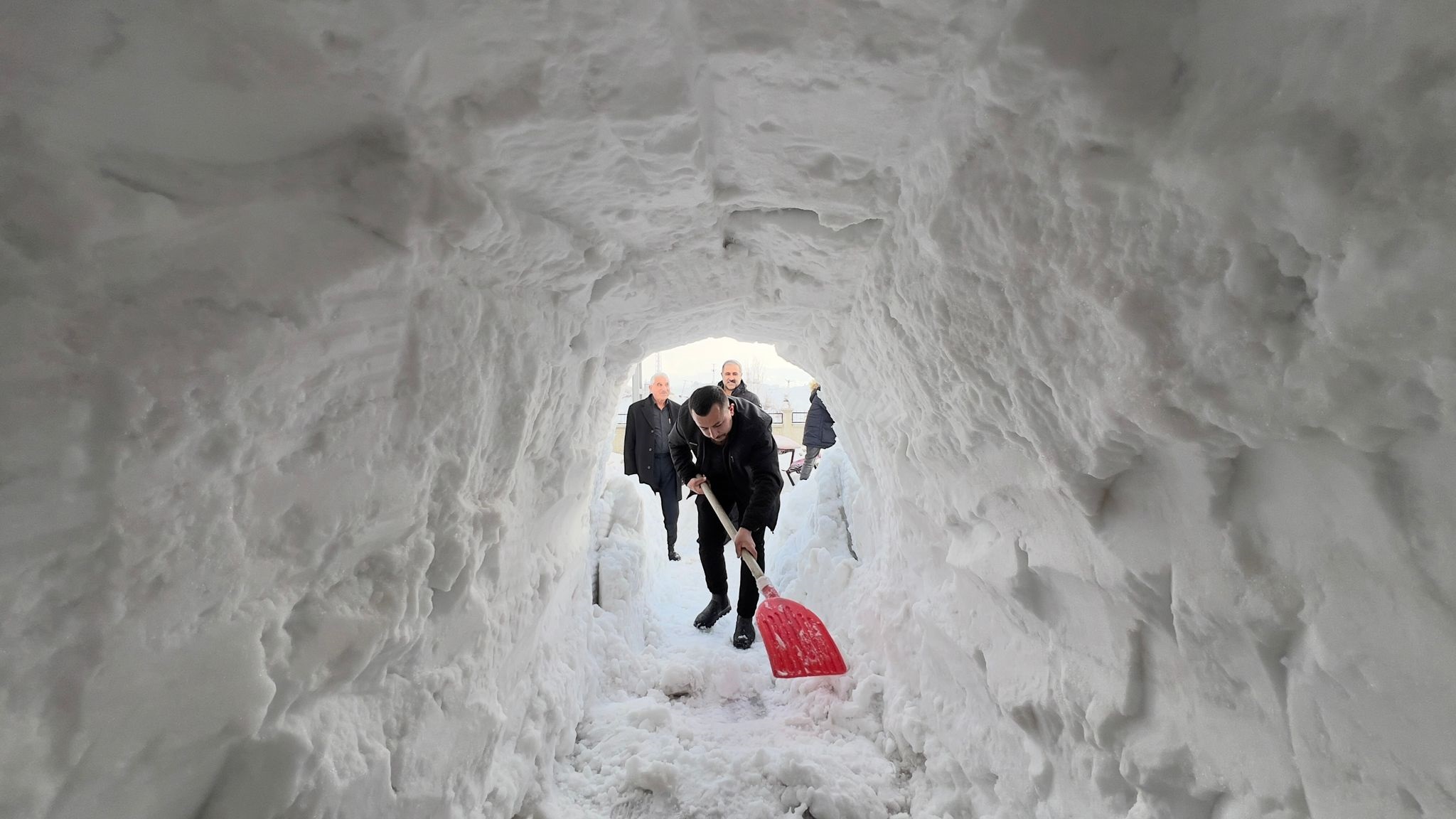 Hakkari- Yüksekova'da esnaf dükkanının önüne kardan tünel açtı - Görsel 4