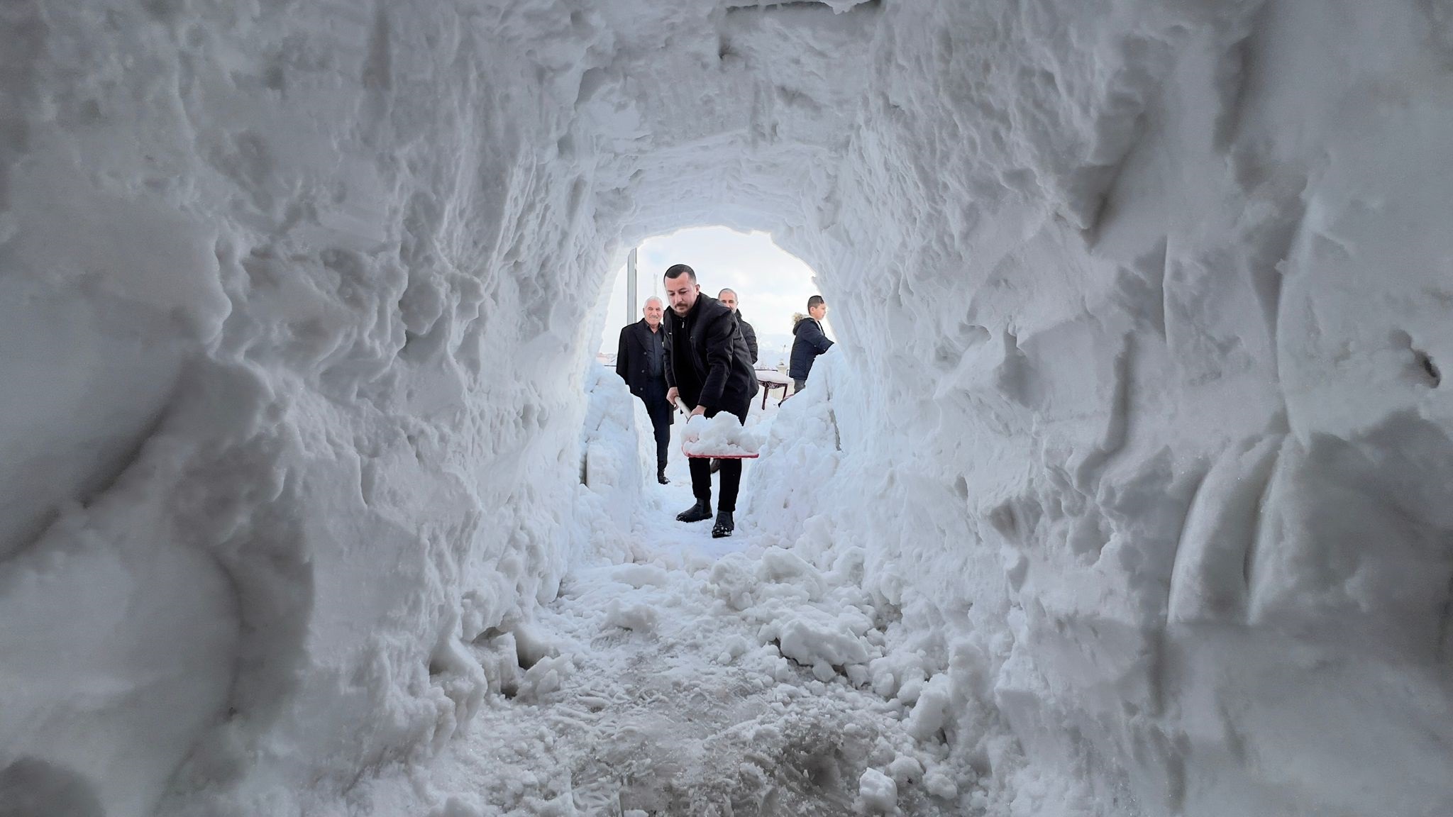 Hakkari- Yüksekova'da esnaf dükkanının önüne kardan tünel açtı - Görsel 5