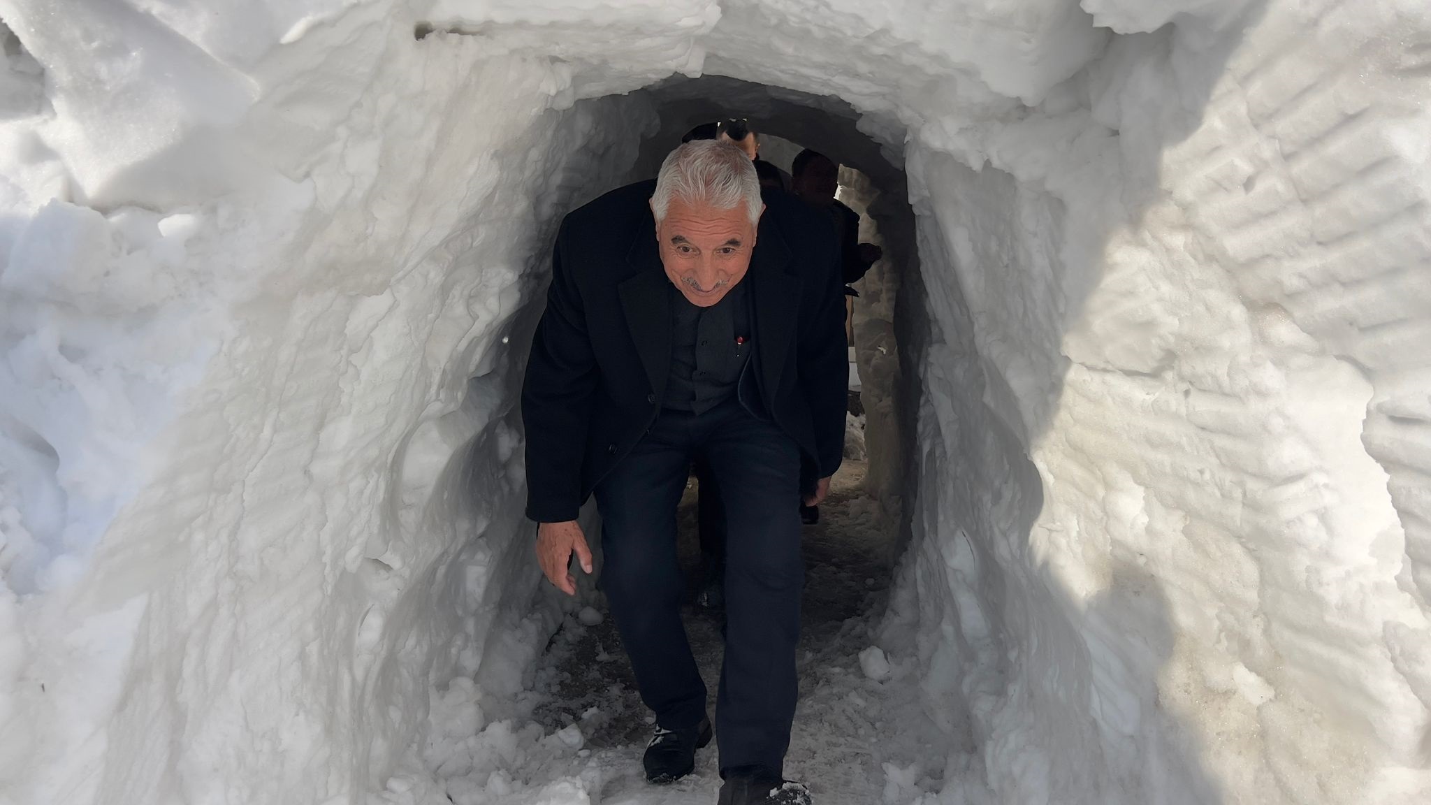 Hakkari- Yüksekova'da esnaf dükkanının önüne kardan tünel açtı - Görsel 6