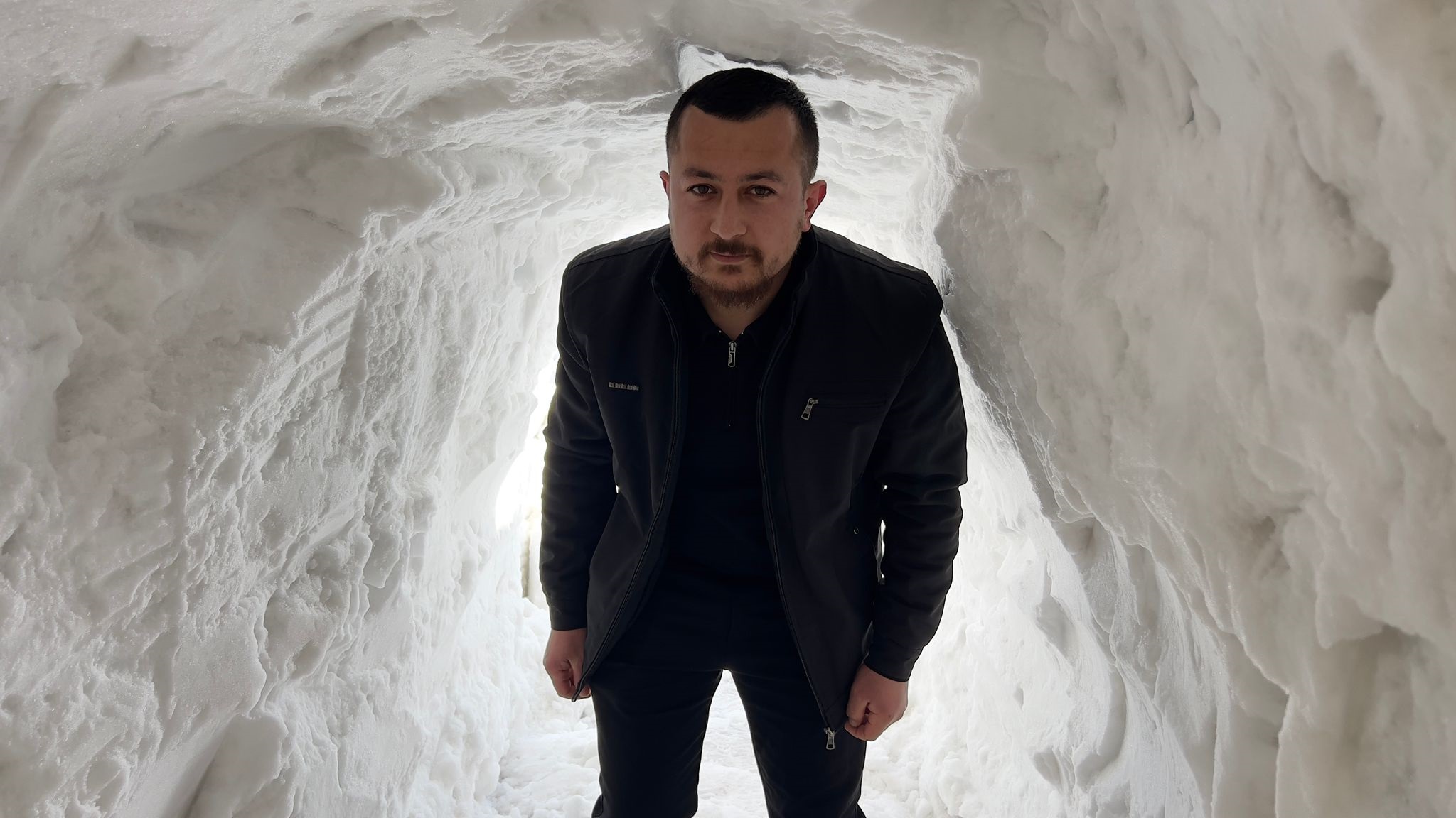 Hakkari- Yüksekova'da esnaf dükkanının önüne kardan tünel açtı - Görsel 7