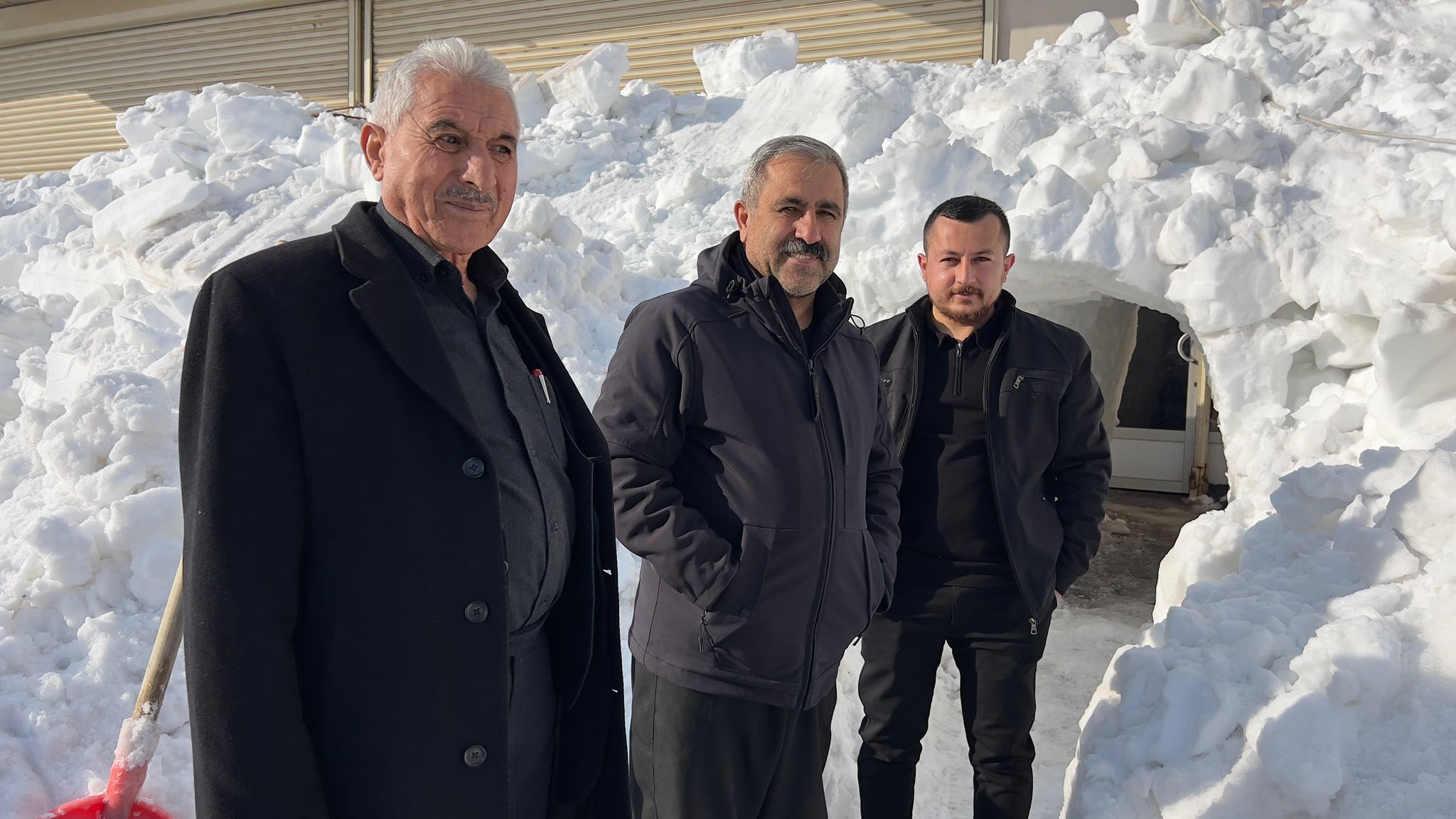 Hakkari- Yüksekova'da esnaf dükkanının önüne kardan tünel açtı - Görsel 8