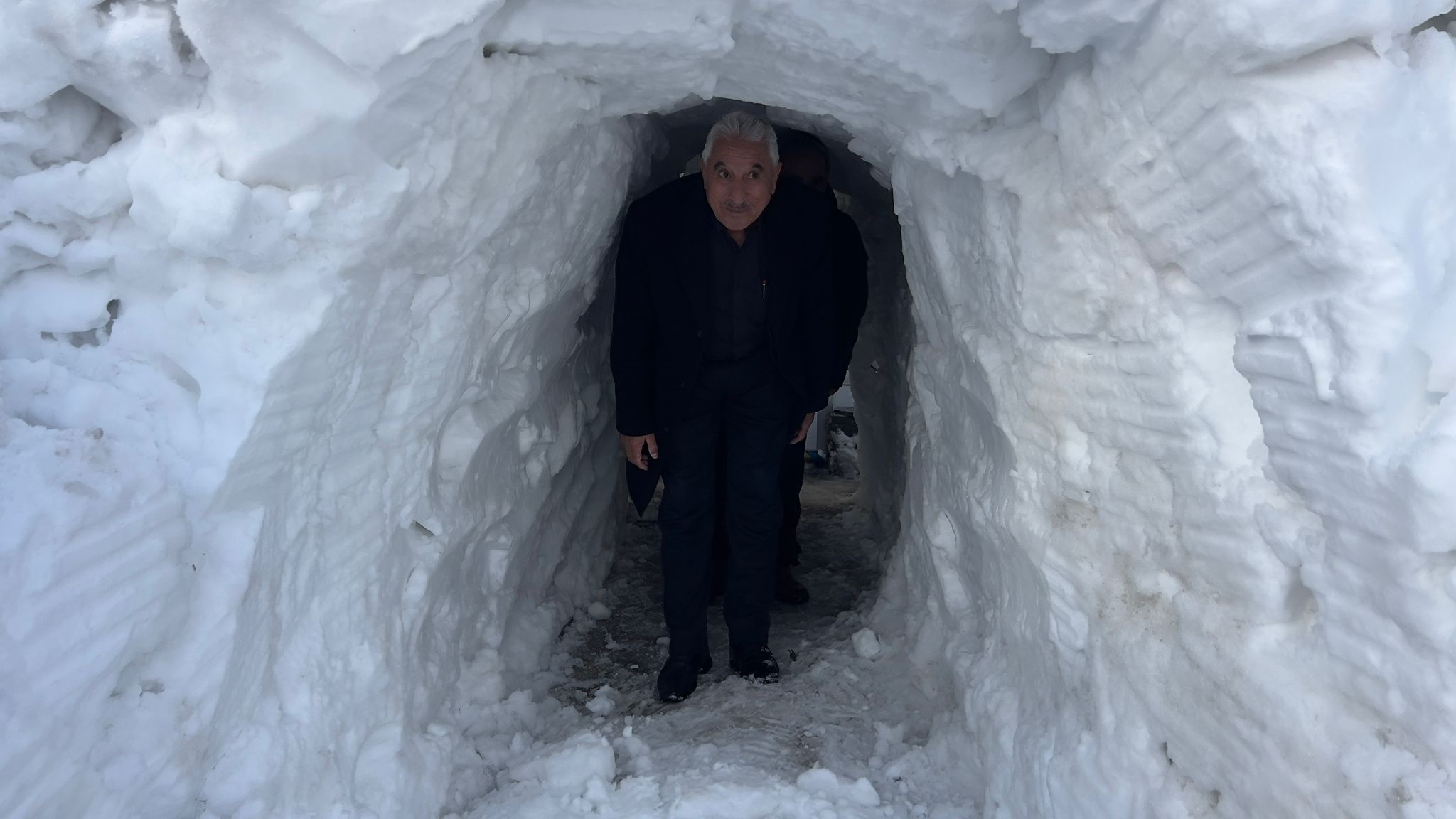 Hakkari- Yüksekova'da esnaf dükkanının önüne kardan tünel açtı - Görsel 9