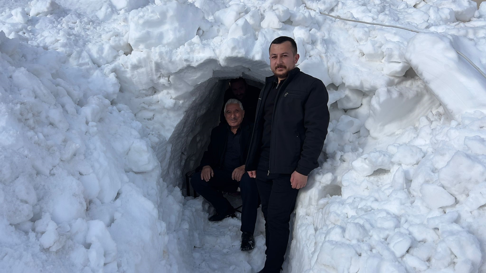 Hakkari- Yüksekova'da esnaf dükkanının önüne kardan tünel açtı - Görsel 10