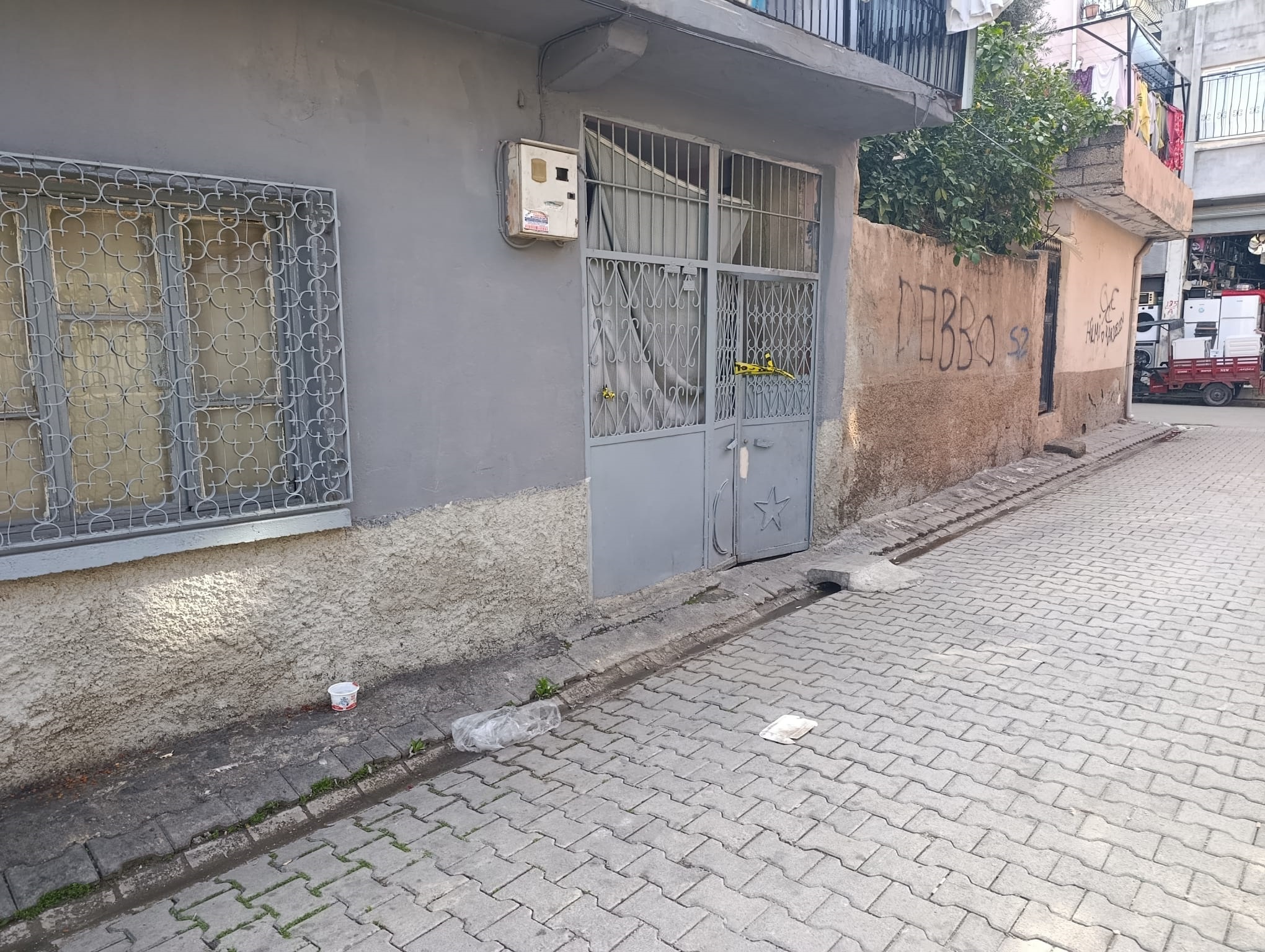 Adana'da Eşini bıçaklayarak öldürdü, cesedin başında ağlarken yakalandı - Görsel 1