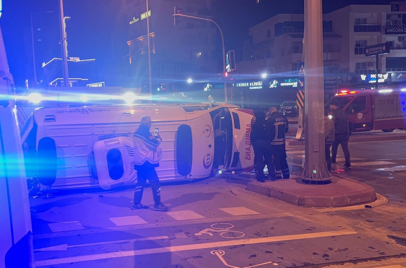  Mersinde Hasta taşıyan ambulans ile cip çarpıştı; 5 yaralı - Görsel 1