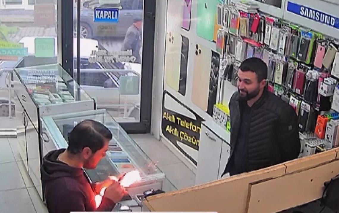 Beyşehir'de Tamire getirilen cep telefonunun bataryası patlayıp alev aldı - Görsel 1