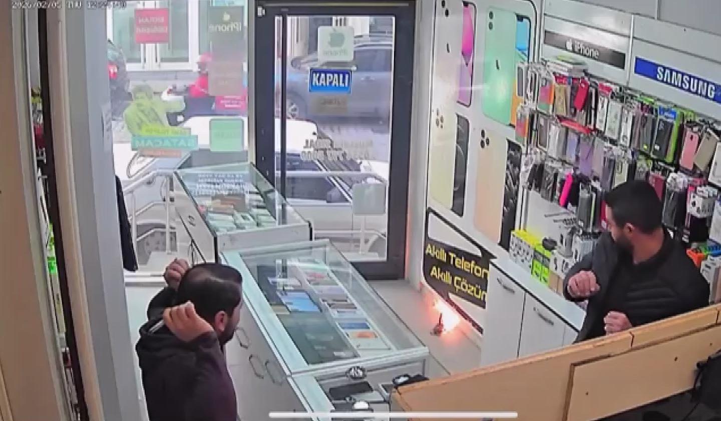 Beyşehir'de Tamire getirilen cep telefonunun bataryası patlayıp alev aldı - Görsel 3