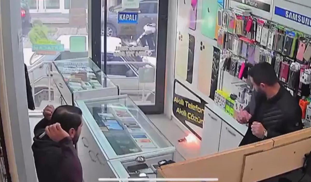 Beyşehir'de Tamire getirilen cep telefonunun bataryası patlayıp alev aldı - Görsel 4