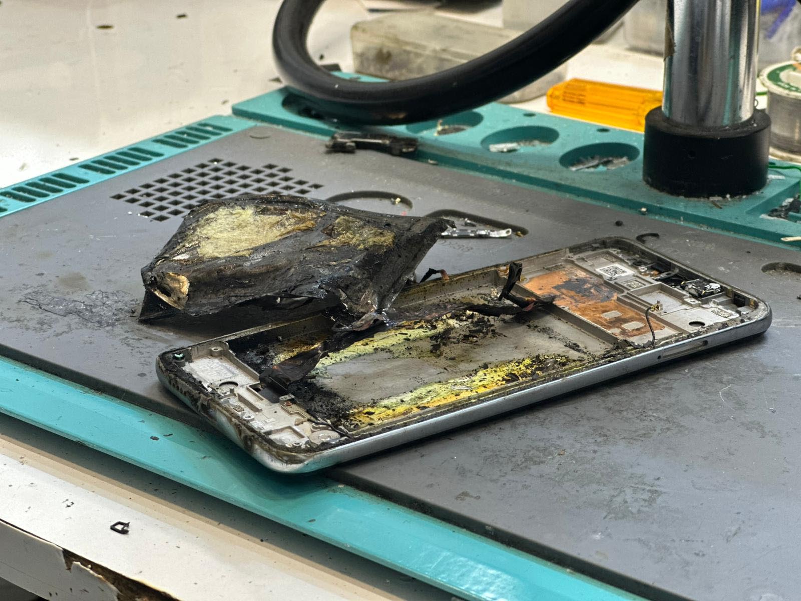 Beyşehir'de Tamire getirilen cep telefonunun bataryası patlayıp alev aldı - Görsel 8