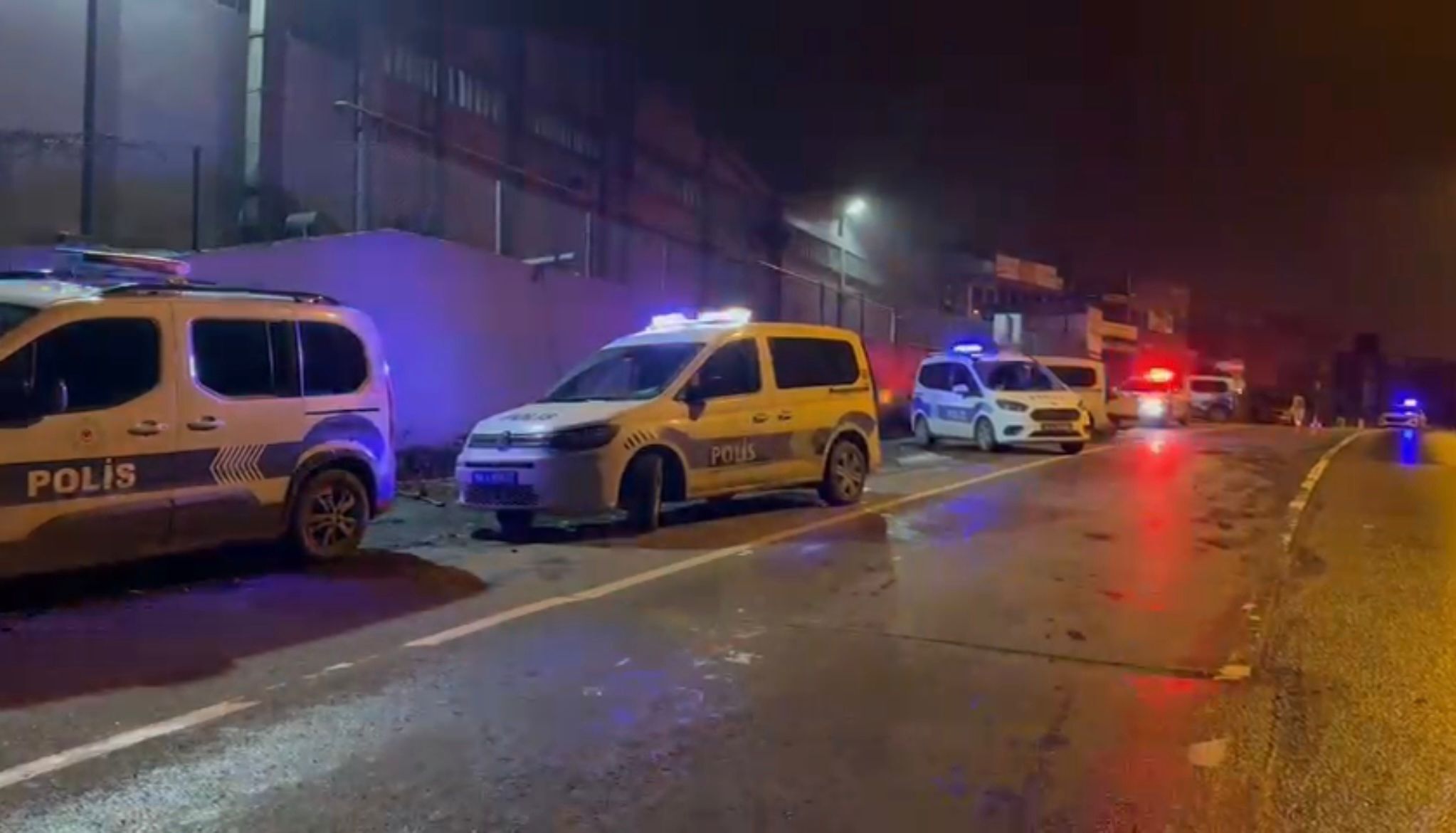 İstanbul - Sultanbeyli'de polis aracının karıştığı kazada 2'si polis 3 kişi yaralandı - Görsel 2
