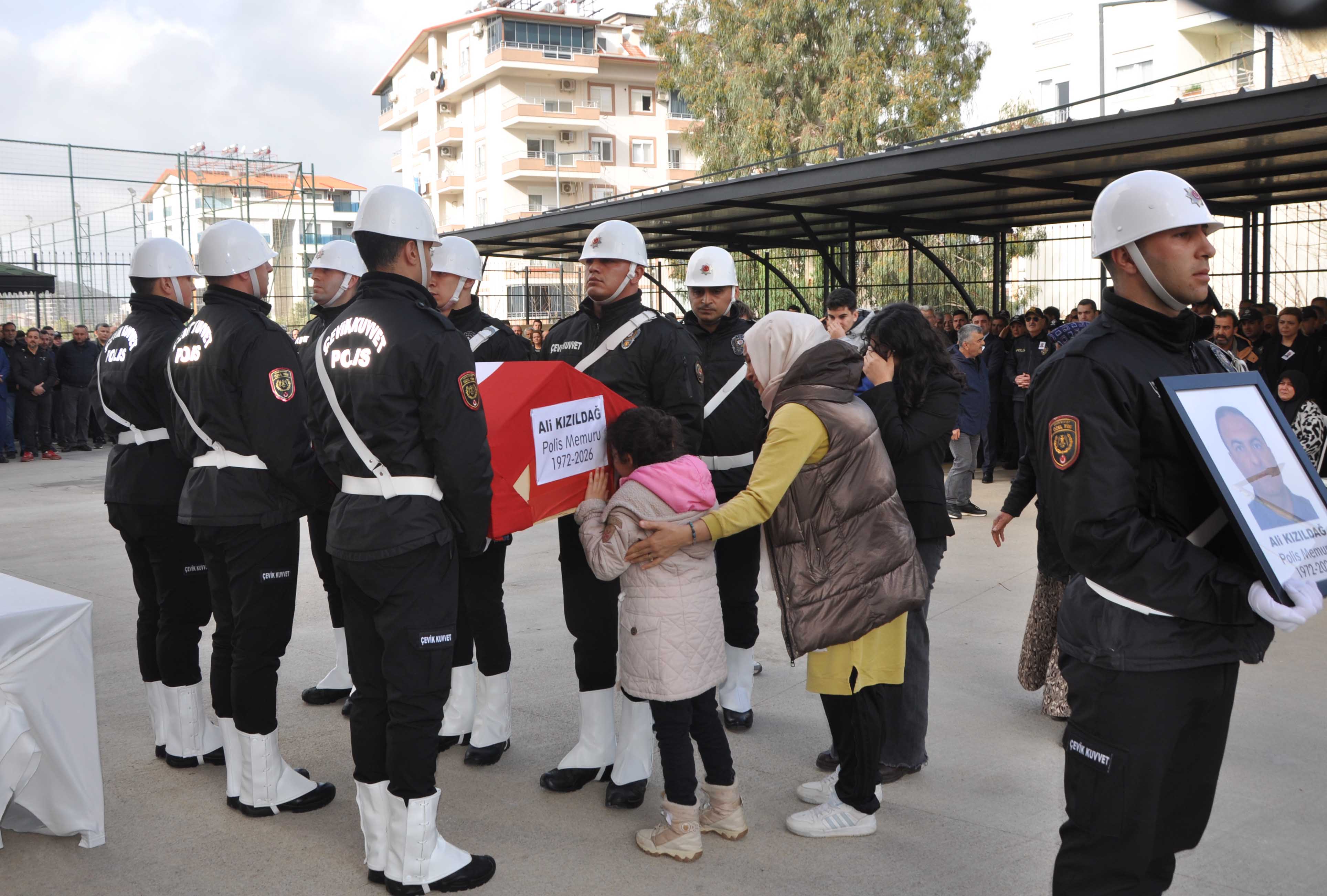Antalyada Polis babasının tabutunun başında gözyaşı döktü - Görsel 1