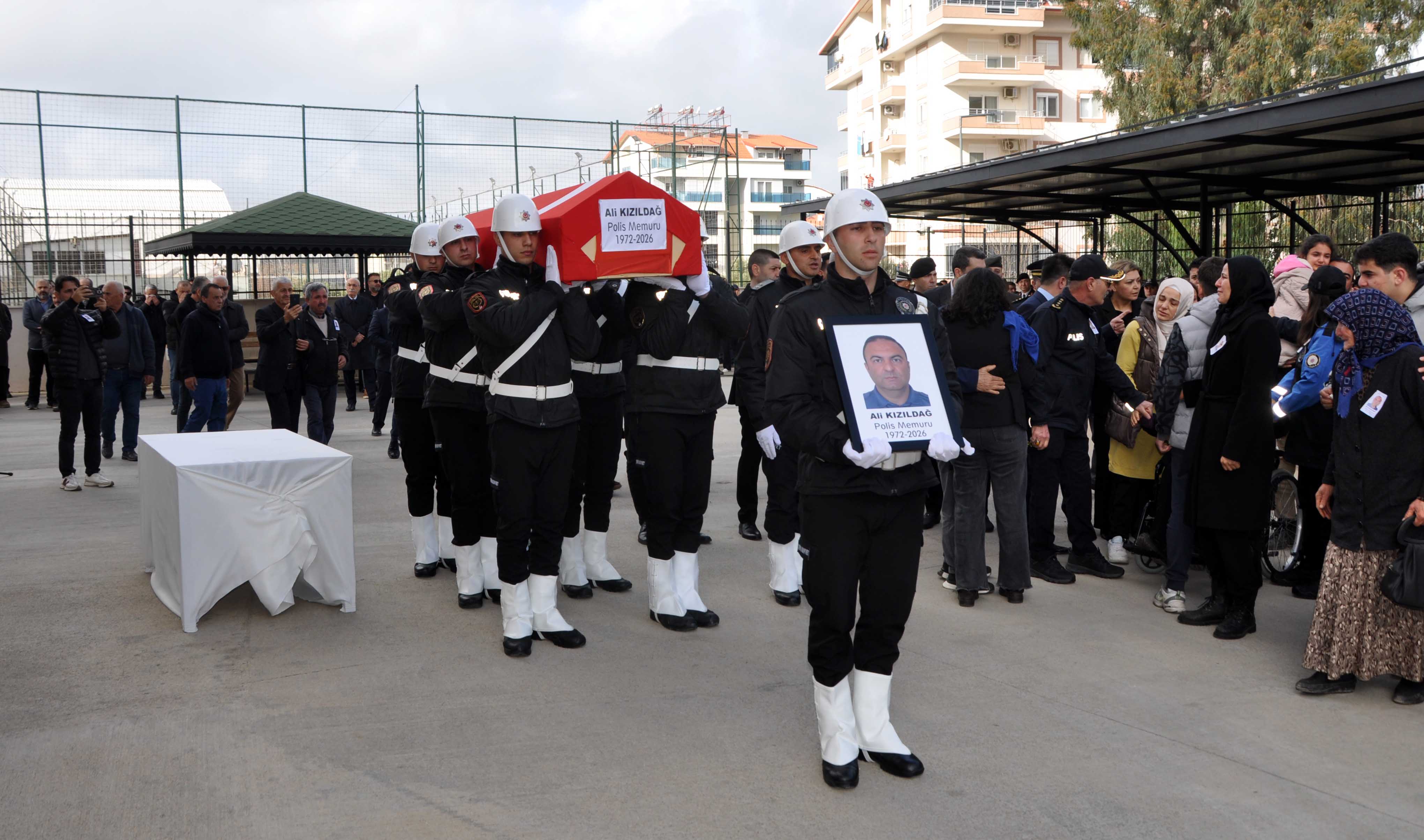 Antalyada Polis babasının tabutunun başında gözyaşı döktü - Görsel 2