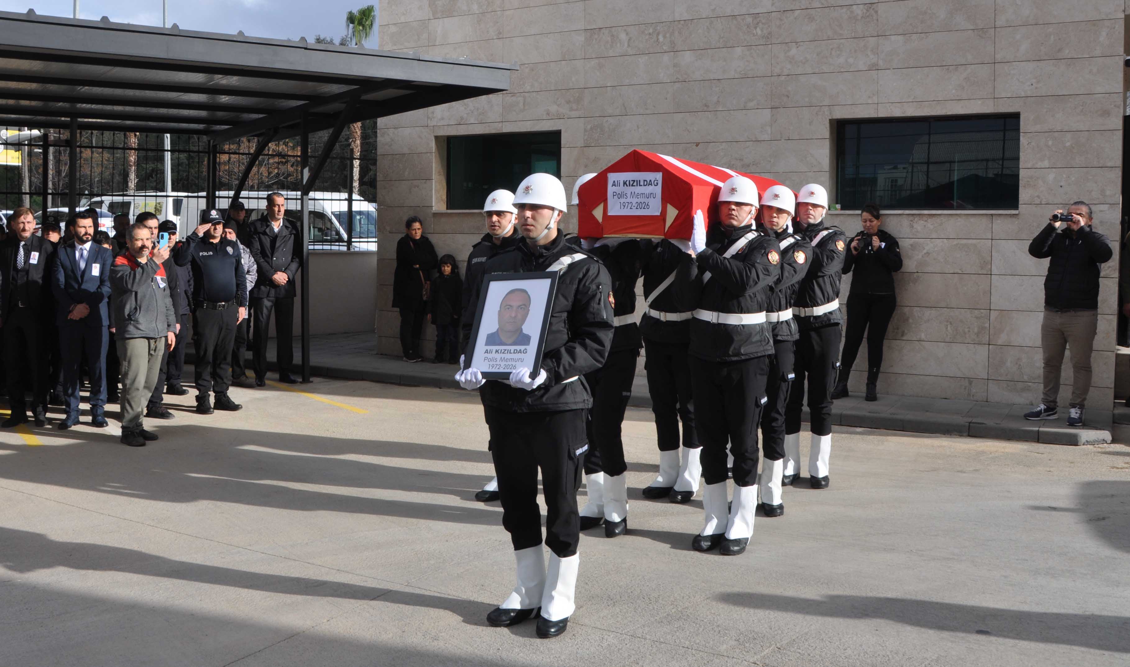 Antalyada Polis babasının tabutunun başında gözyaşı döktü - Görsel 3