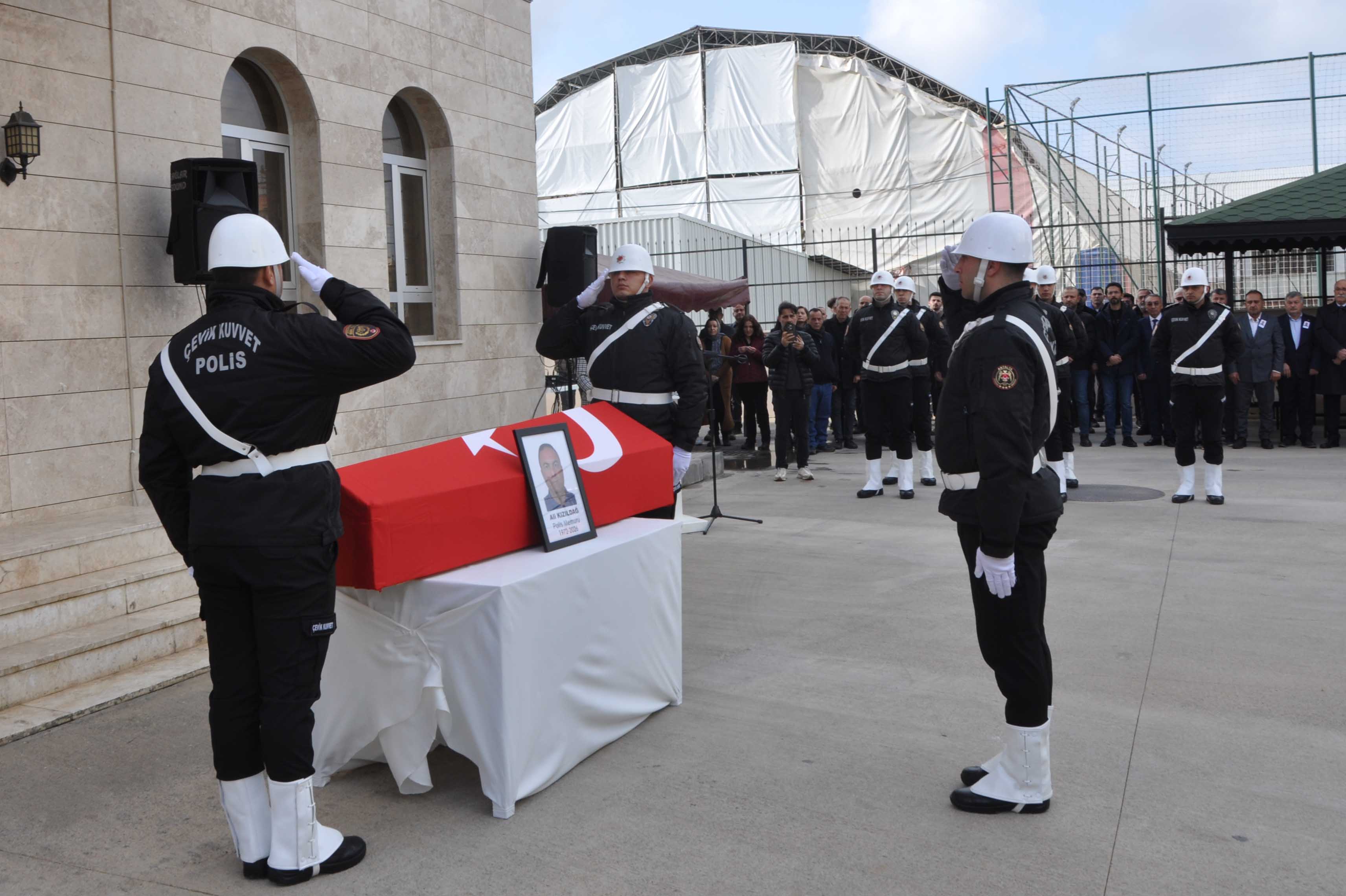 Antalyada Polis babasının tabutunun başında gözyaşı döktü - Görsel 4
