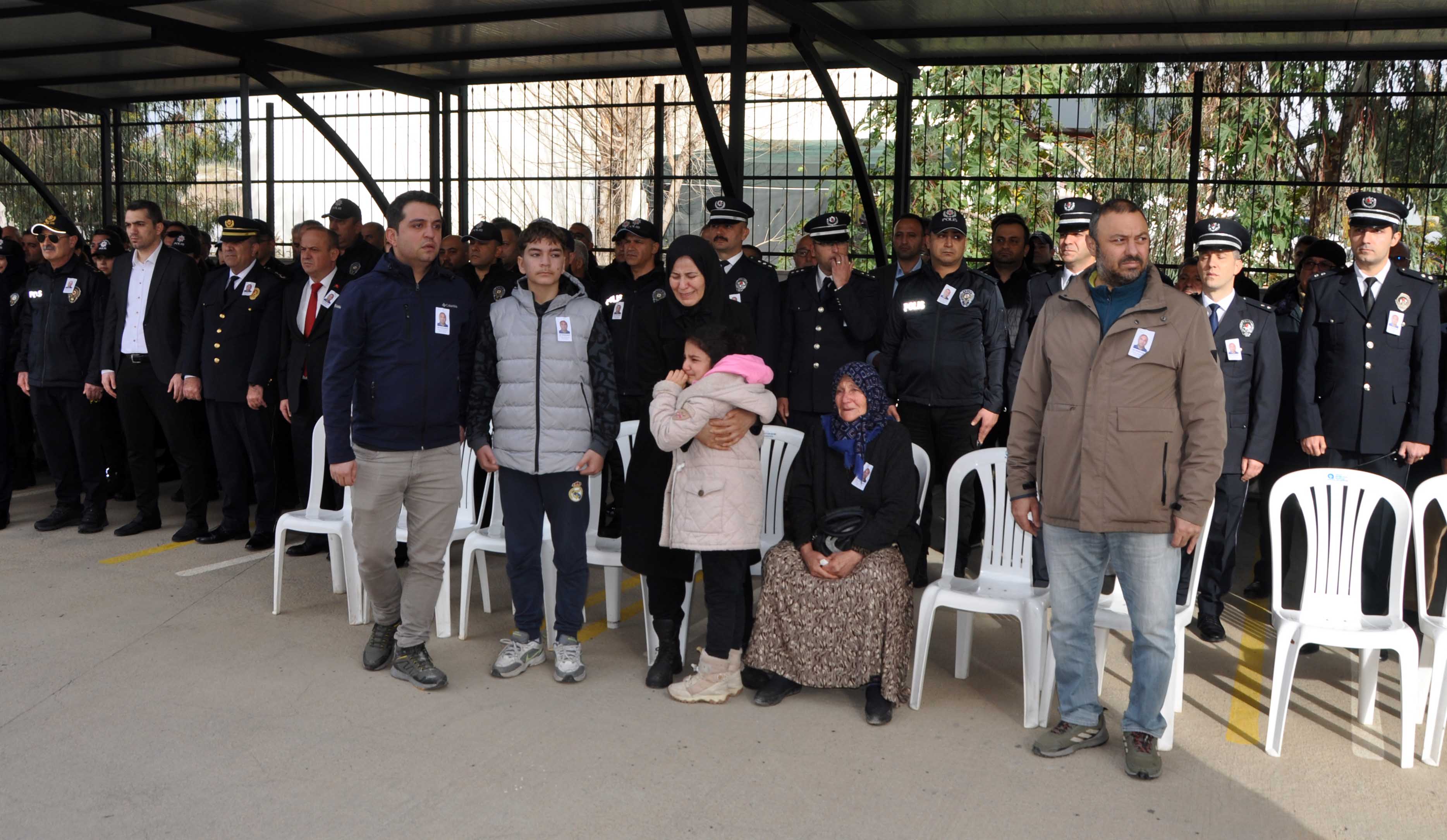 Antalyada Polis babasının tabutunun başında gözyaşı döktü - Görsel 5