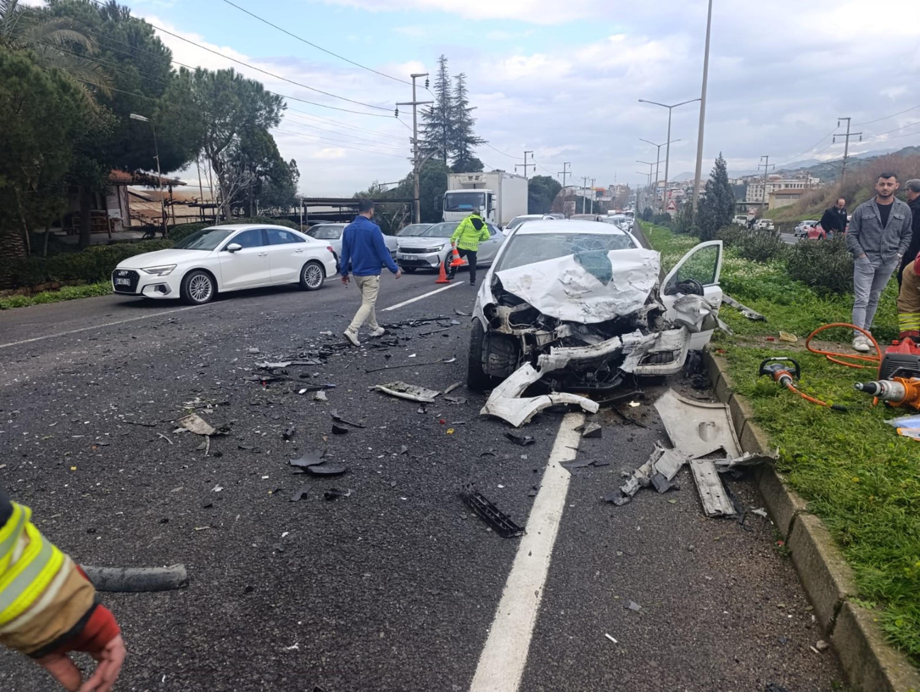 Manisa’da refüjü aşan otomobil, zincirleme kaza yaptı: 2 ölü, 4 yaralı - Görsel 2